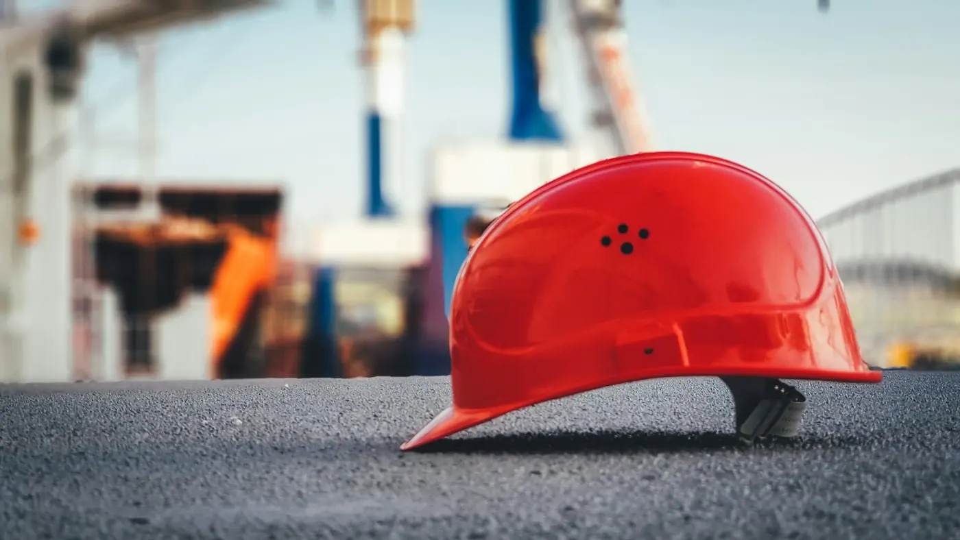 Casco da cantiere su asfalto