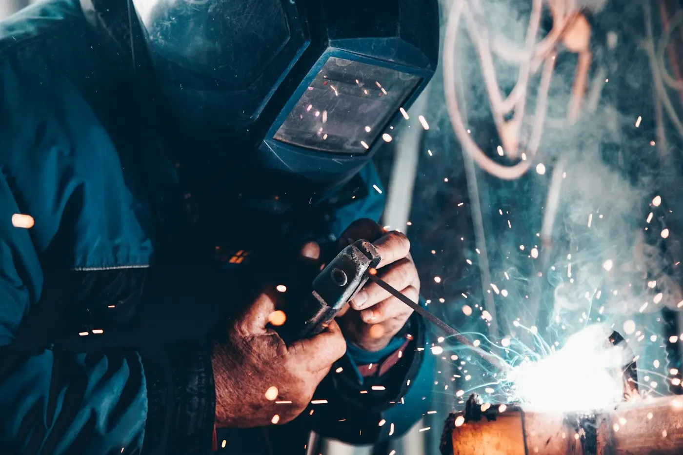 Saldatore al lavoro in officina